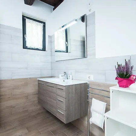 Broglia House Apartment *